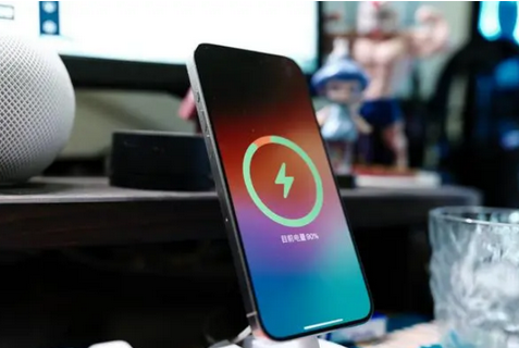 雅星镇苹果15换屏服务分享用什么充电器给iPhone15充电更好 